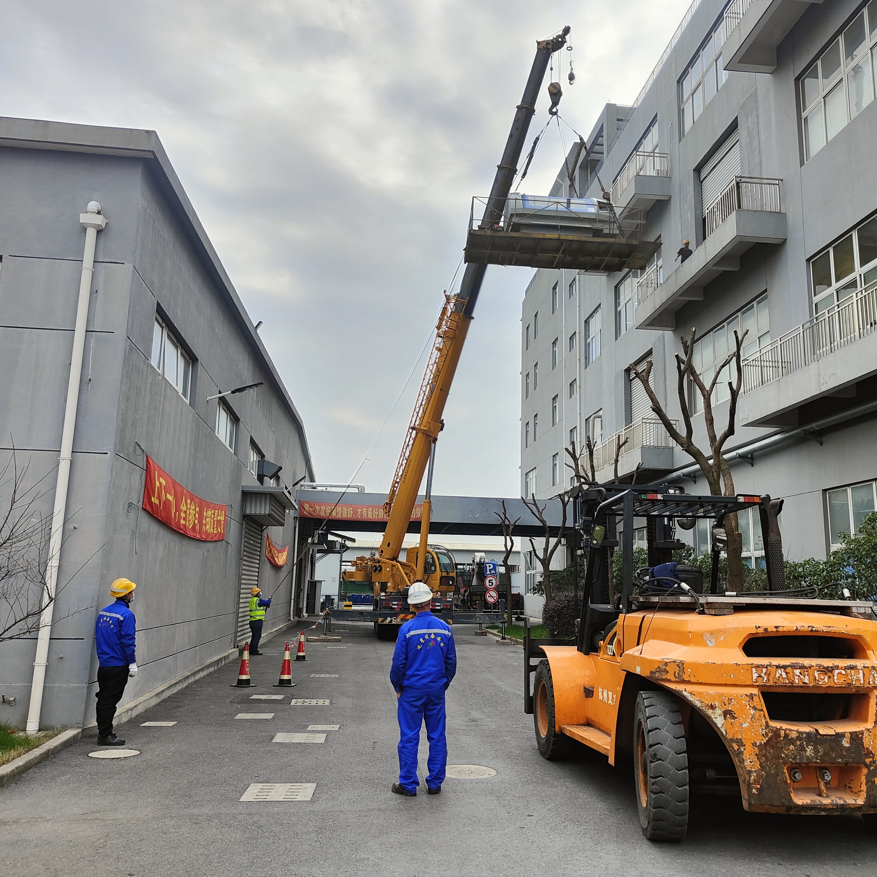 電路板鉆孔機(jī)吊裝搬遷方案施工案例